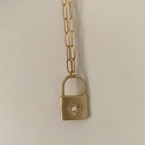 Necklace with key lock and pearl in the middle